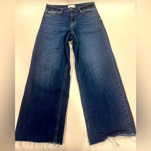 Carley Los Angeles high waisted frayed cropped Wide-Leg Jeans
Size 9